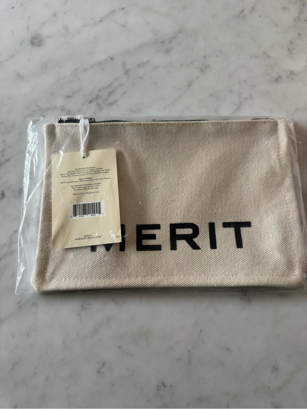 Merit pouch with zipper